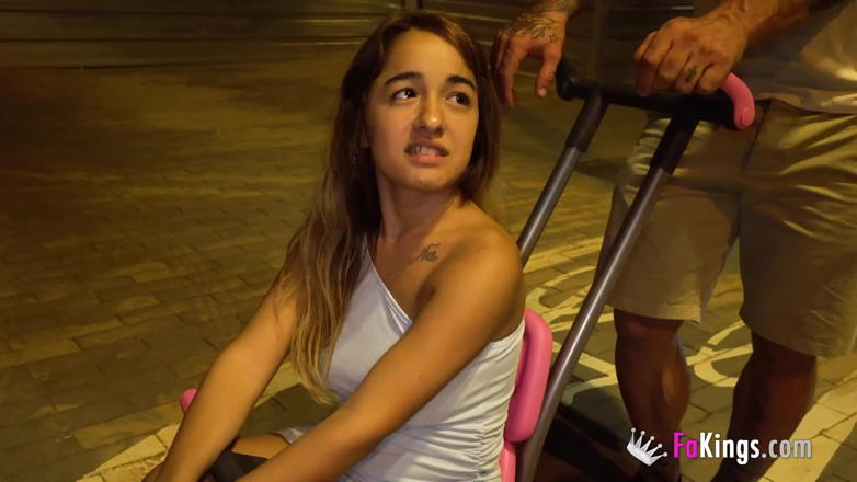 FAKings: Tengere babe Munequita Enfadada probeert de wonderen van hardcore-seks!