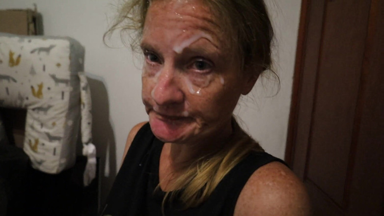 Nasty Moms: Versaute trucker-ehefrau bekommt einen richtigen groben halsfick und schmutzige gesichtsbesamung
