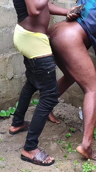Twerk yapan zenci kaltak arkadan sert sikiliyor