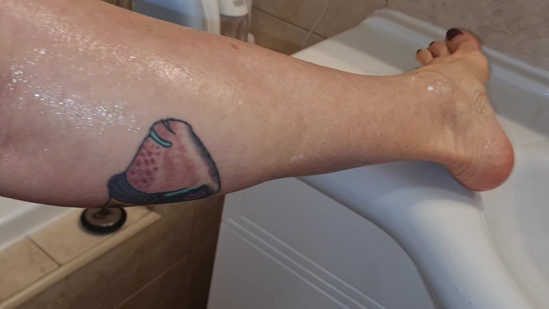 Melissa Johnson: Melissa Johnson Shaving Her Granny Legs