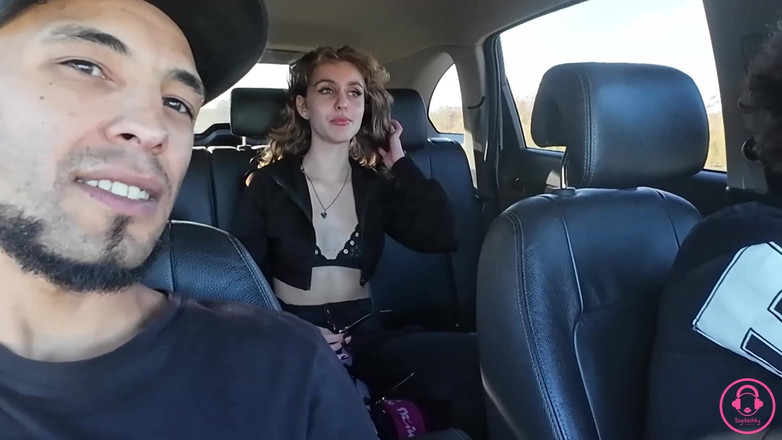 Bigdaddy films: 度假的女孩在车里变得好玩