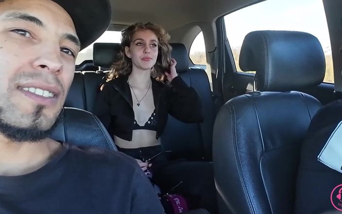 Bigdaddy films: Het meisje op vakantie wordt speels in de auto