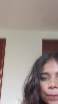 Latina brünette in roten dessous Milagarcia