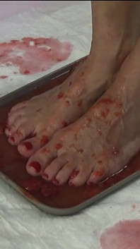 Pisoteo las fresas con mis pies y hago pis