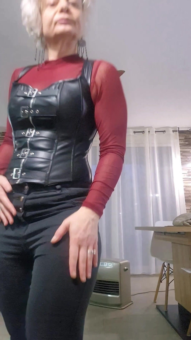 Do You Like My Outfit? (Fia studio) Do You Like My Outfit? (Fia studio)