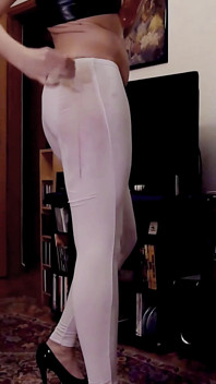 Leggings bianchi Un salivoso dildo fa un deepthroat con molta saliva