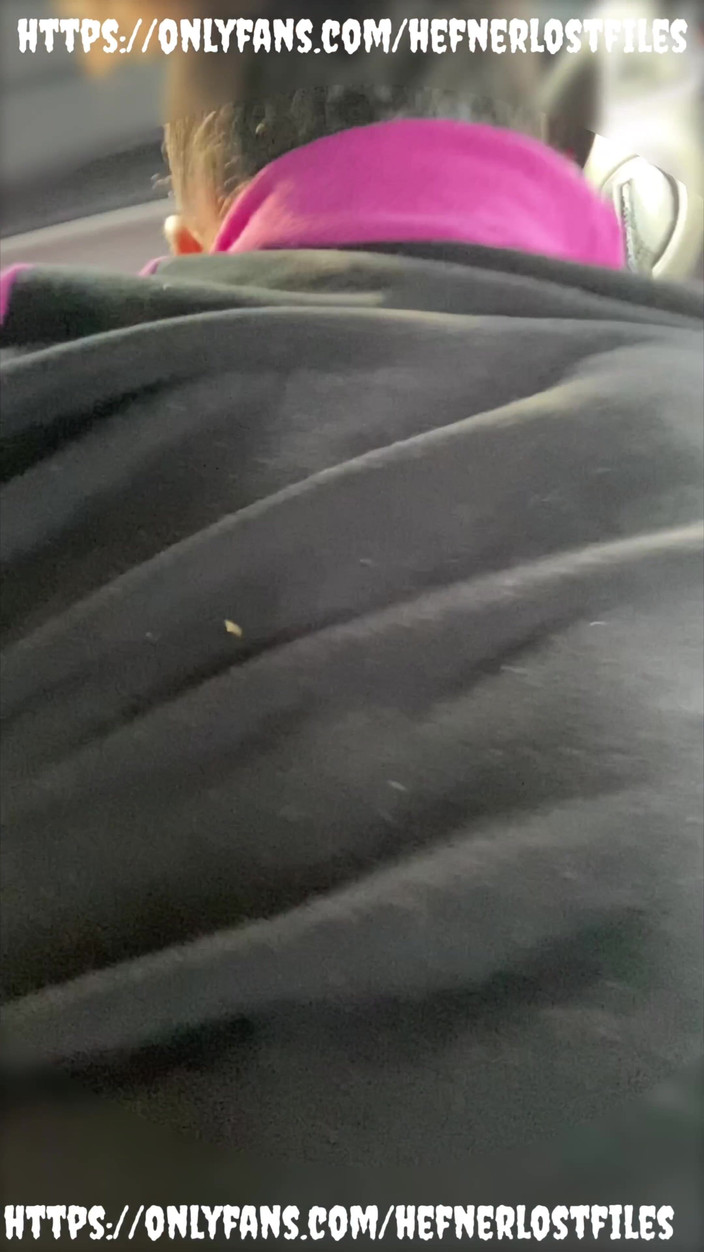 PlayboyHef: Hübsche Schlampe Lutscht Meinen Schwanz Auf Einem Roadtrip