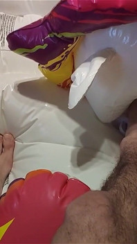 Şişme tek boynuzlu atımı ayaklarımla söndüriyorum