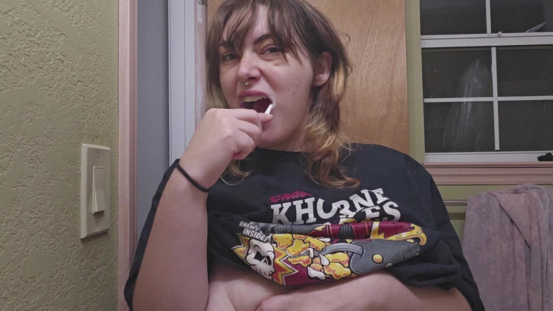 Mushroombitchx: Brushin ve Flashin Messy!