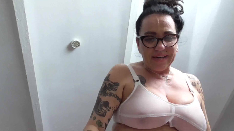 Foot Girls: Lady Elenora stampft ihre füße in Bobbys gesicht