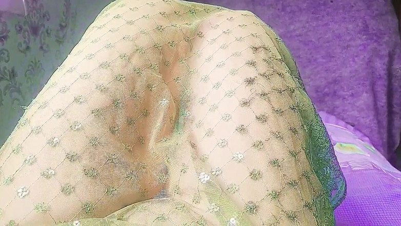 Kitty_Cross: 可爱的 femboy 在裸露的腿上拉超大毛衣