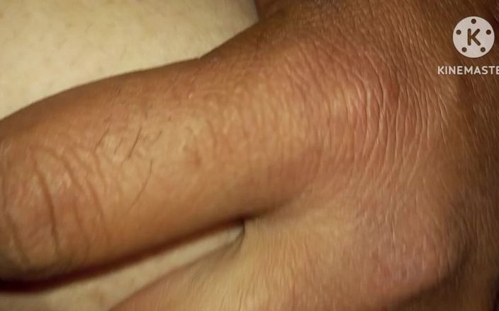 Lubnawife: Stiefschweder beginnt, ihren stiefbruder zu masturbieren