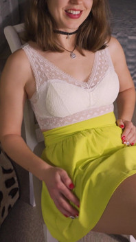 Sexy sousedka ukazuje kalhotky, zatímco vás svádí se zkříženýma nohama