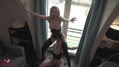 Miley Weasel: Dominatrix terangsang menjadikan saya hamba di tingkap terbuka !!