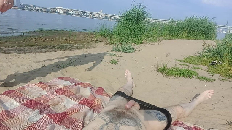Zona901: Menghisap zakar dan melancap di pantai