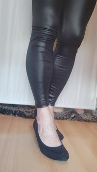 Leggings neri in ecopelle e tacchi alti
