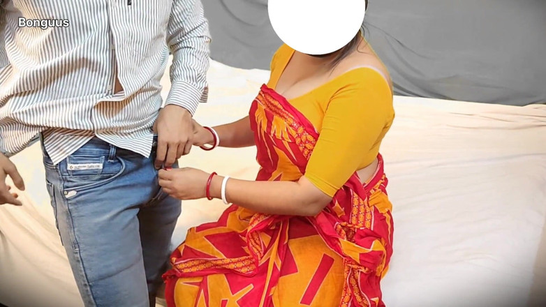 Riya Bonguus: Indická desi bhabhi šuká poslíčka zezadu v sárí, zatímco její manžel...