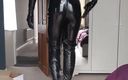 Jessica XD: Păpușă sissy Doll în latex își călărește cizmele înalte și le expune