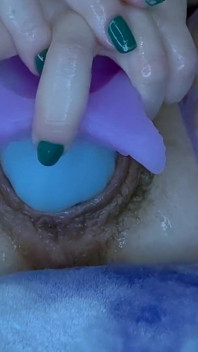 Lunaxscorpia meregangkan pepek gemuk berbulunya dengan dildo fantasi awek hujan & penumbuk keras, krim seluruh