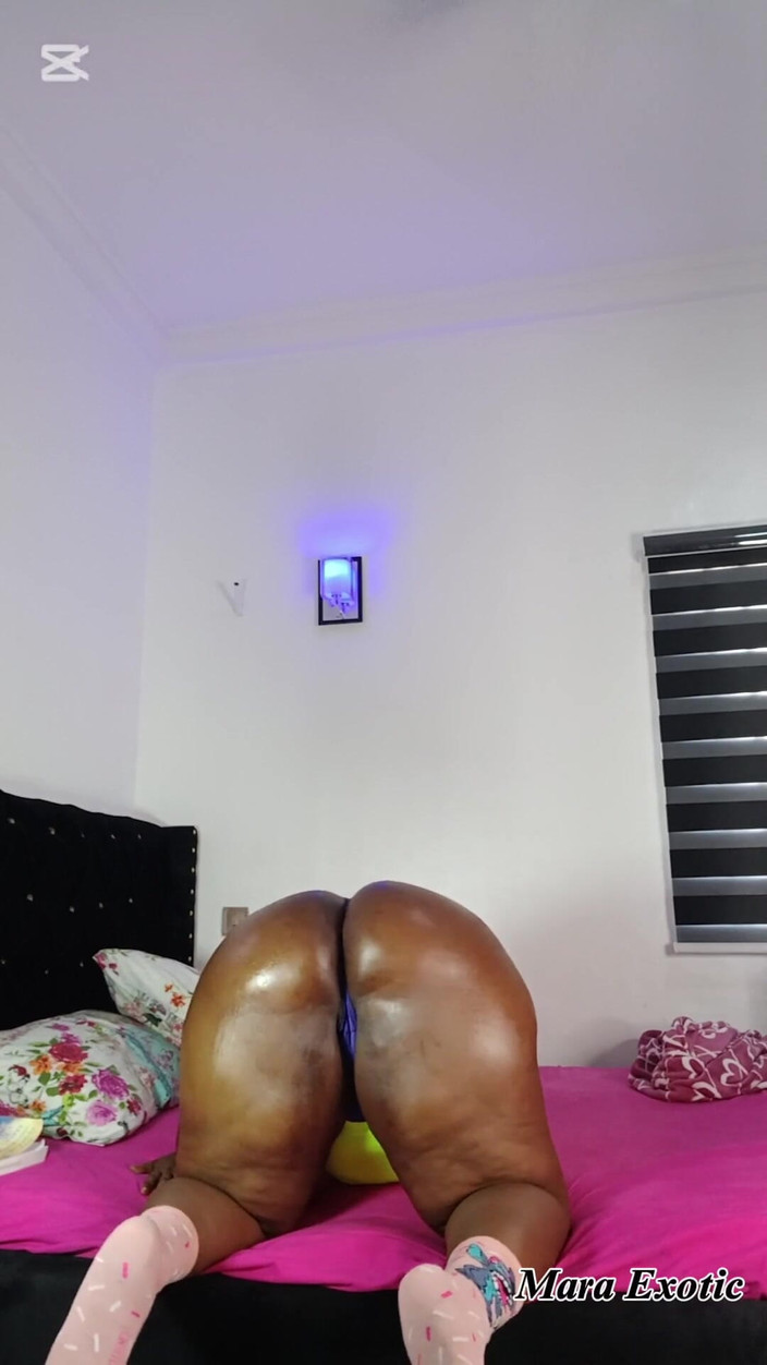 Mara Exotic: 胖美女黑人熟女上油脂肪屁股颤抖 - mara Exotic
