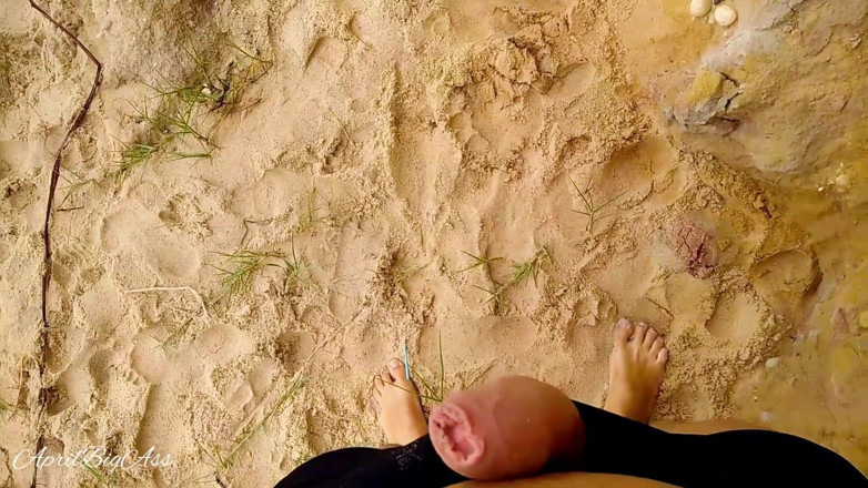 April BigAss: Picie siusiu na plaży podzielone spust połykać wszystko