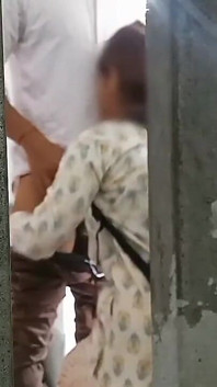 Registrazione di video di tipo virale della vera ragazza indiana della scuola