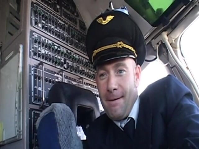 Cumming Soon: Randy pilot seksi esmeri kokpitte okşuyor