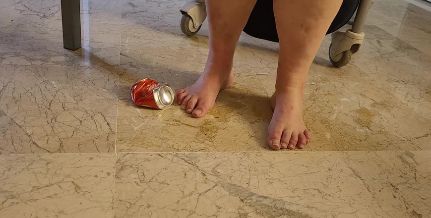 CoolMarina: Coolmarina. थके हुए पैरों वाली परिपक्व मोटी महिला की हो सकती है और चीजें इसके साथ होती हैं