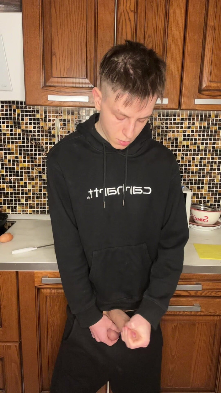 Morflot24: Honění s velkým čůrákem nadržené Twink