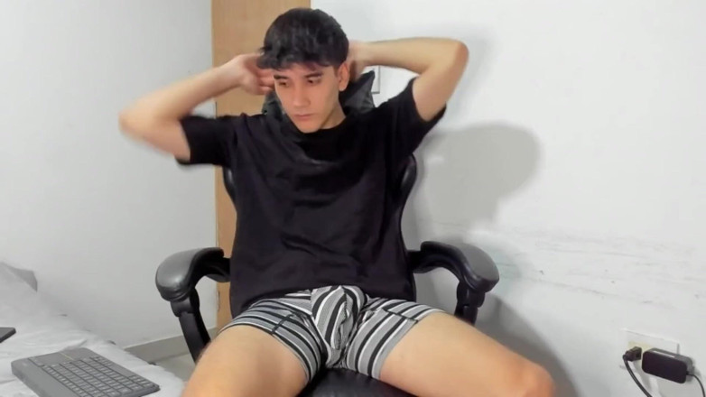 Leo J: Latynoski Facet Masturbuje Się Podczas Palenia