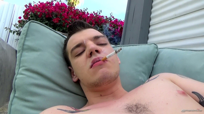 Boys Smoking: Seorang perokok lengket facial sendiri