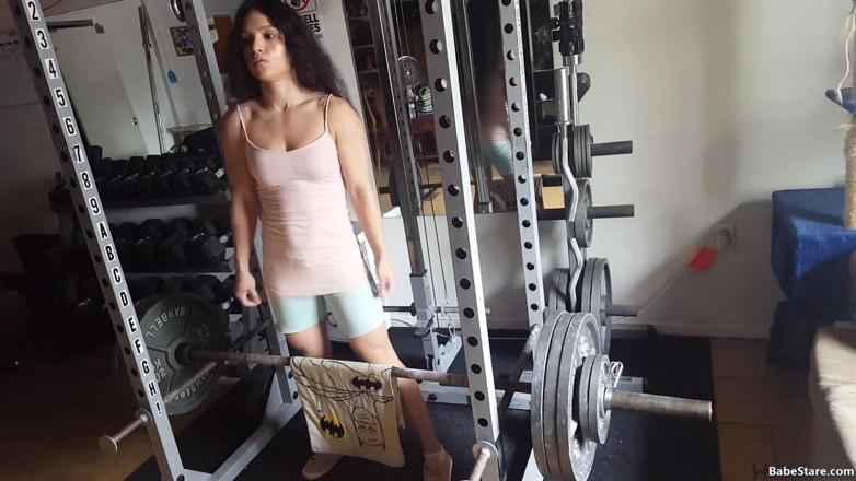 Babe Stare: Tia nâng và khoe thân hình ton và nóng bỏng...