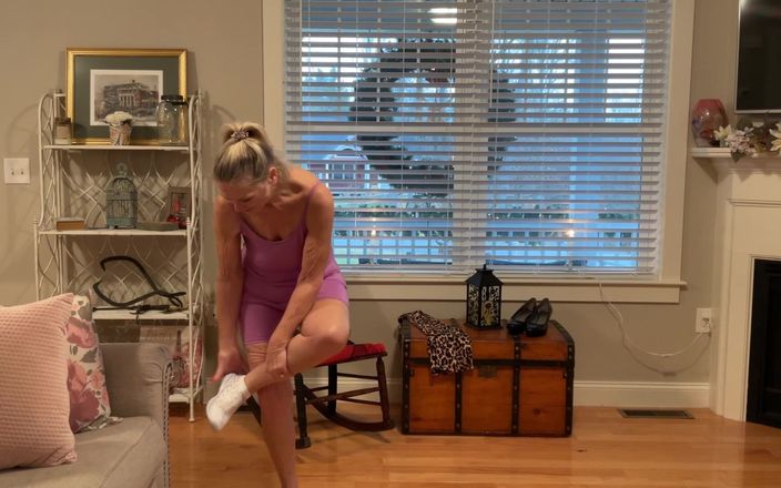 Danielle Dubonnet: Nahá GILF modelka Dani D zralá zkouší (těsná fialová kombinézu, Leopard...