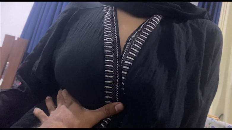 Arabicqueen: Árabe paquistanesa menina peituda pressionada por sozinha
