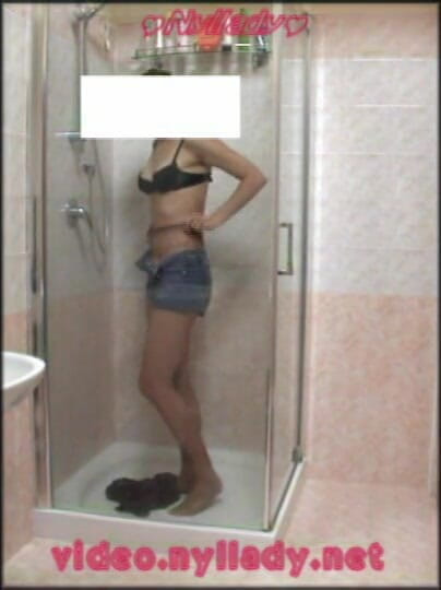 Nyllady: Di kamar mandi dengan pantyhose