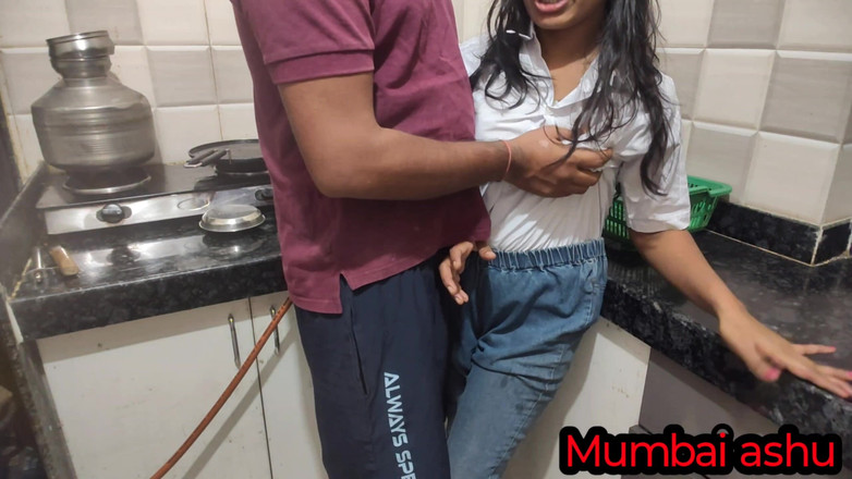 Mumbai Ashu: Desi College, Akar Kitcen Me Kam Rahi Thi Tabhi Uska...