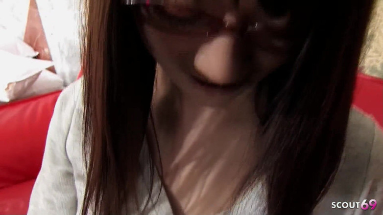 Asian porn collection: 眼鏡をかけた日本人ティーンが無修正JAVに誘惑し、老人によるハメ撮りキャスティングファック