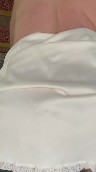 Une Fille Vêtue D’un Slip De Genou Vintage Chevauche Un Gode Jusqu’à L’orgasme