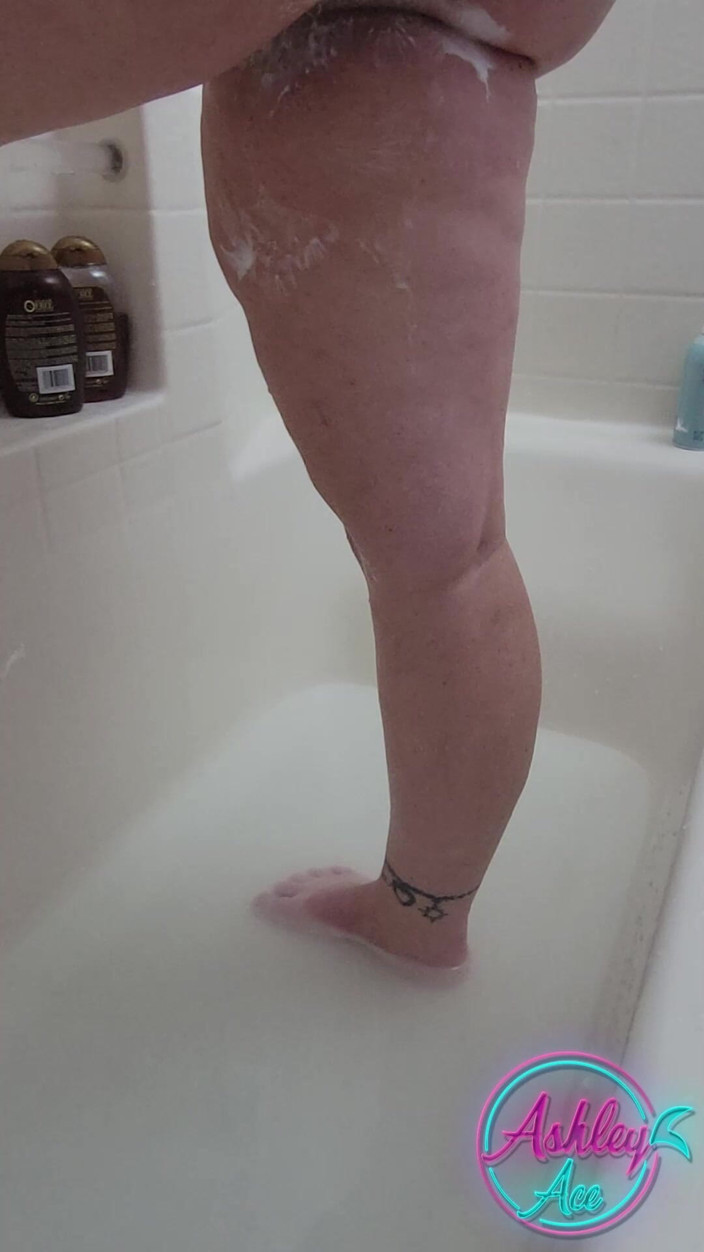 AshleyAce69: 다리를 면도하는 Ashley Ace - 면도 안 2023년 11월