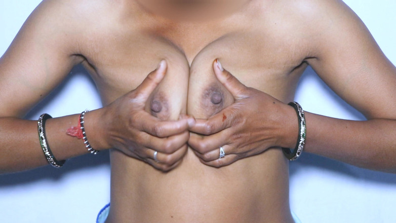 Beatricee: 印度女友为她的男友拍摄了一段裸体视频