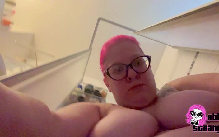 Abby Strange: Orinar en la ducha