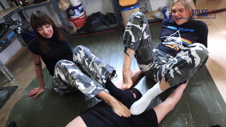 Czech Soles - foot fetish content: Vojenské dívky si užívají ponižování svého otroka ponožky