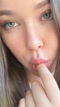 Une soubrette coquine suce un gode et exhibe son corps parfait - taquinage en solo et dirty talk