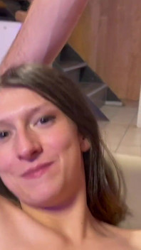 Jovem corno assiste sua namorada de 18 anos com buceta peluda ser fodida por meu bbc