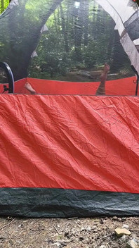 Un străin pervers merge uitându-se la această curvă Alunecare vibrator înăuntru