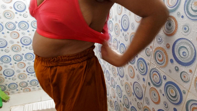 Dhaka sex: Styvson ser sin styvmamma bada