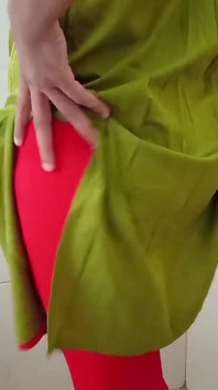 Memek pink gadis muslim ini dicukur