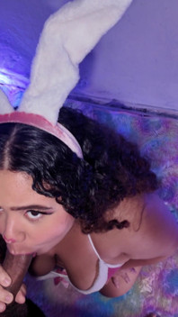 Un lapin coquin me taille une pipe avec ses énormes seins