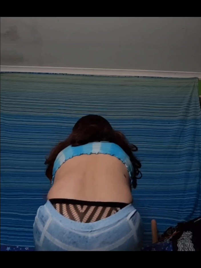 Lizzaali: Bodenansicht meiner sexy stretchhosen und strumpfhosen necken