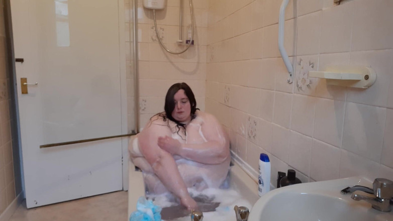SSBBWLadyBrads: SSBBW, plaisir dans le bain et ventre qui trémousse